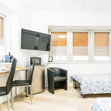Private Room #2 With King & Single Bed, Ground Floor, Ac, 2Min To Rab, No Kitchen