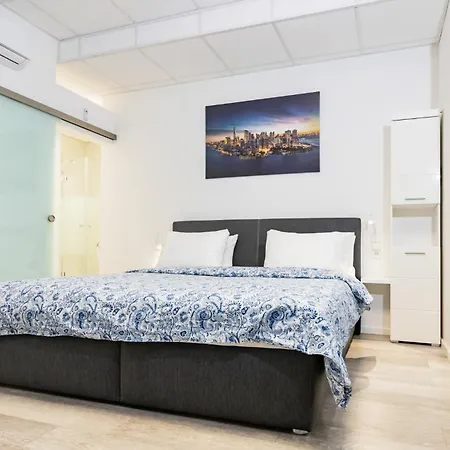 Private #2 With King Size & Single, Ground Floor, Ac, 2min To Rab Apartment *