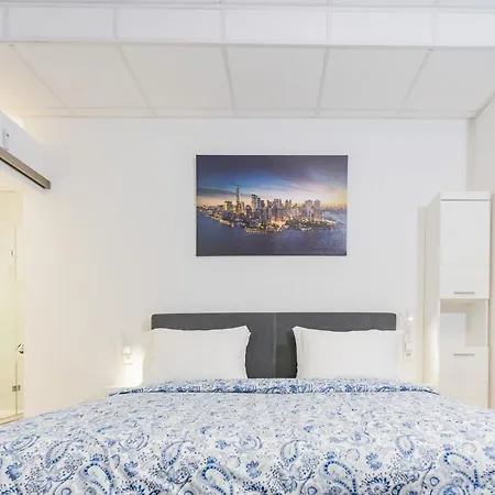 Private Room #2 With King & Single Bed, Ground Floor, Ac, 2Min To Rab, No Kitchen Ramstein-Miesenbach